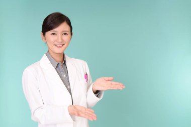 Asya eczacı bir şey ellerini avuç içinde gösterilen