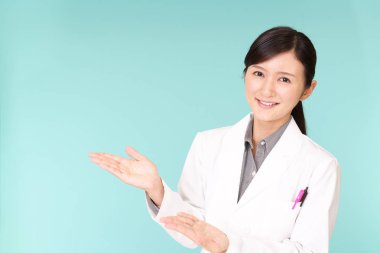 Asya eczacı bir şey ellerini avuç içinde gösterilen