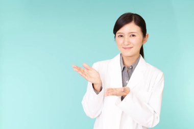 Asya eczacı bir şey ellerini avuç içinde gösterilen