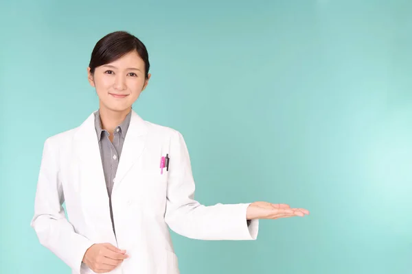 Farmaceuta Azjatka Pokazuje Coś Jej Dłoni — Zdjęcie stockowe