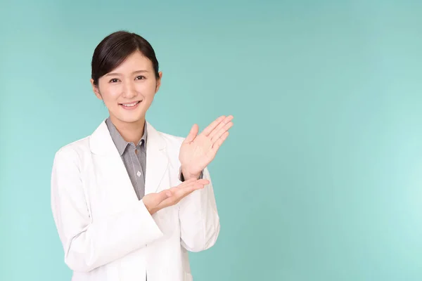 Uśmiechający Się Farmaceuty Azjatka Pokazuje Drogę — Zdjęcie stockowe