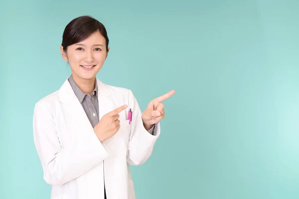 Azjatycka Farmaceuty Wskazując Jej Palcami — Zdjęcie stockowe