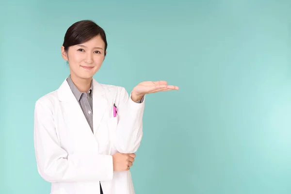 Asiatische Apothekerin Zeigt Etwas Auf Der Handfläche Ihrer Hand — Stockfoto