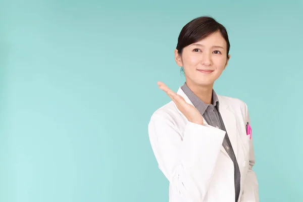 Усміхнене Азіатських Фармацевт Показує Шлях — стокове фото