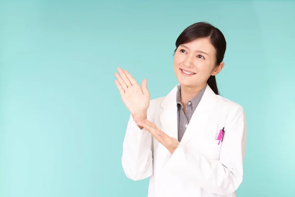 Smiling Asiático Farmacêutico Mostra Caminho — Fotografia de Stock