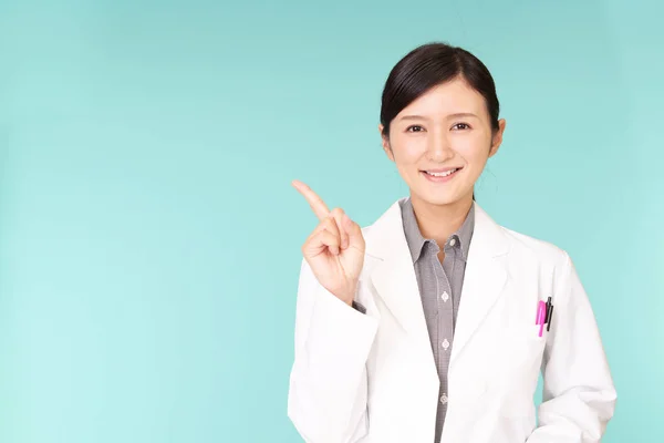 Farmacéutica Asiática Señalando Con Dedo — Foto de Stock