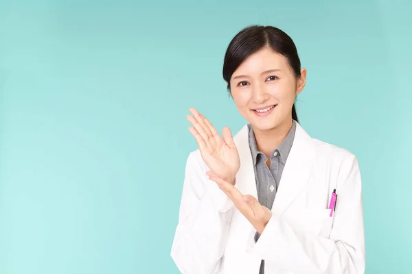 Sonriente Farmacéutico Asiático Muestra Camino — Foto de Stock