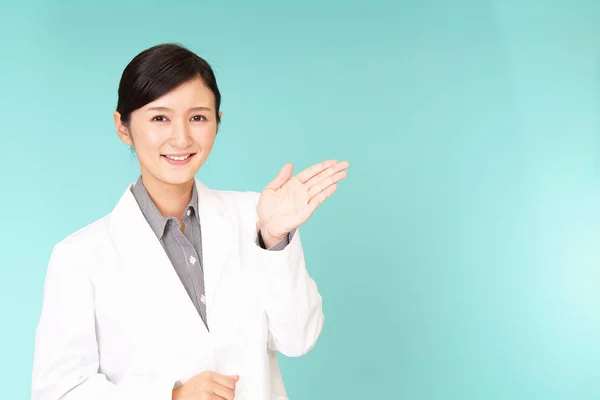 Usměvavá Asiatka Lékárník Ukazuje Cestu — Stock fotografie