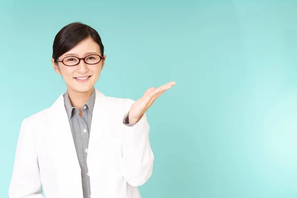 Sorridente Farmacista Asiatico Mostra Strada — Foto Stock