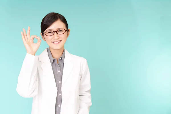 Sorridente Farmacista Asiatico Con Segno Della Mano — Foto Stock