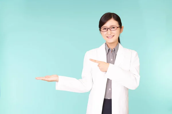 Farmacista Asiatica Mostrando Qualcosa Sul Palmo Della Mano — Foto Stock