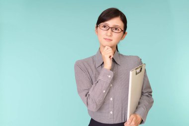 huzursuz arayan iş kadın portresi