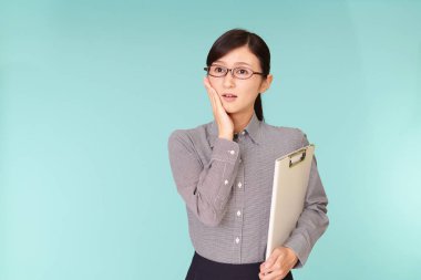 huzursuz arayan iş kadın portresi