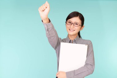 mutlu bir şekilde teşkil işçisi kadın ofis