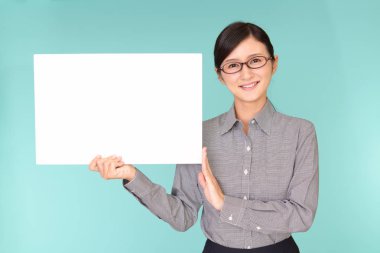 Bir beyaz tahta ile gülümseyen kadın