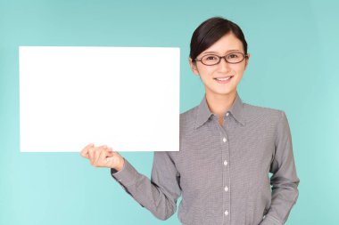 Bir beyaz tahta ile gülümseyen kadın