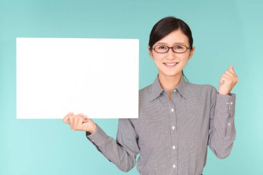 Bir beyaz tahta ile gülümseyen kadın