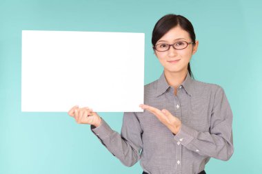 Bir beyaz tahta ile gülümseyen kadın