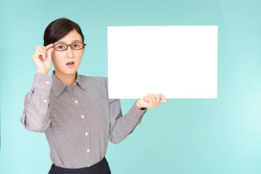 bir beyaz tahta kadınla