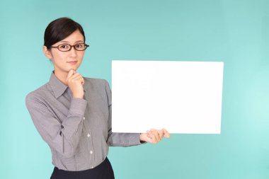 Bir beyaz tahta ile gülümseyen kadın