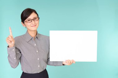 Bir beyaz tahta ile gülümseyen kadın