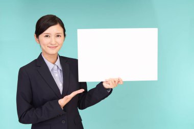 Bir beyaz tahta ile gülümseyen iş kadını