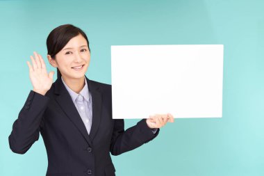 Bir beyaz tahta ile gülümseyen iş kadını