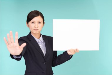 Kadın dur işareti yapıyor.