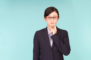 huzursuz arayan iş kadın portresi