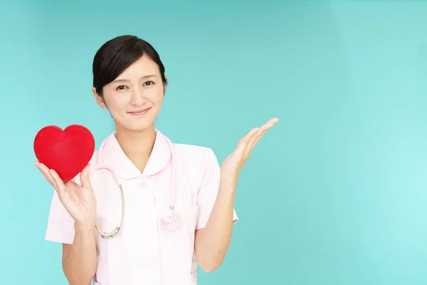 Lachende Aziatische Verpleegkundige Met Een Rood Hart — Stockfoto