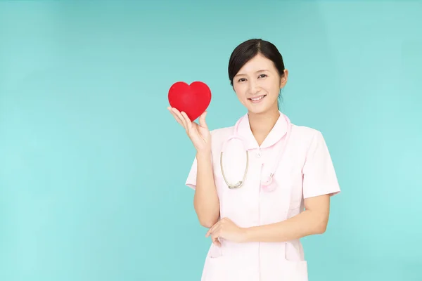 Sonriente Asiática Enfermera Con Corazón Rojo — Foto de Stock