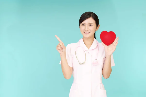 Sonriente Asiática Enfermera Con Corazón Rojo — Foto de Stock