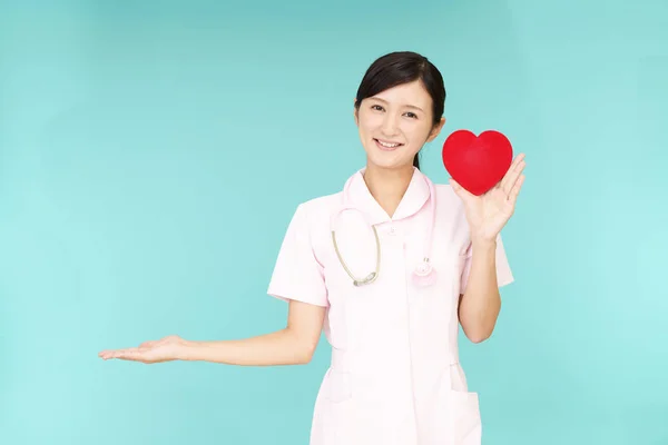 Sonriente Asiática Enfermera Con Corazón Rojo — Foto de Stock