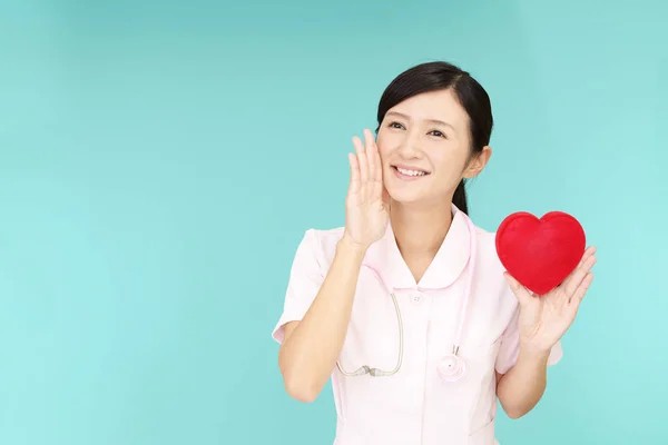 Lachende Aziatische Verpleegkundige Holding Rood Hart Liefde Symbool — Stockfoto