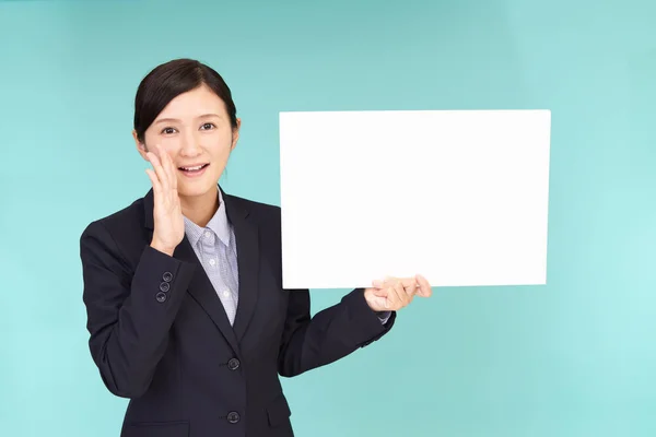 Leende Affärskvinna Med Whiteboard — Stockfoto