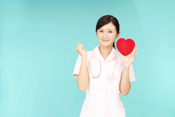 Χαμογελώντας Ασίας Νοσοκόμα Κρατώντας Σύμβολο Αγάπη Κόκκινη Καρδιά — Φωτογραφία Αρχείου