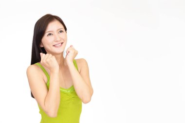 Genç kadın mutlu bir şekilde poz veriyor