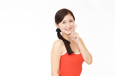 Gülümseyen güzel genç kadın.