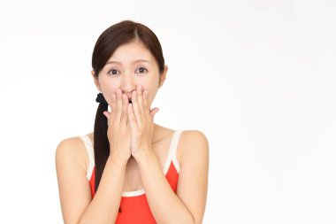 Beyaz arka plan üzerinde izole sürpriz Asyalı kadın