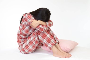 Üzgün genç bir kadın ağlıyor.