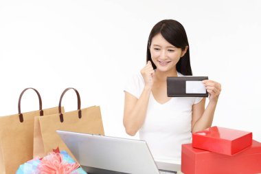 Dizüstü bilgisayar ve kredi kartı ile çekici kadın portresi