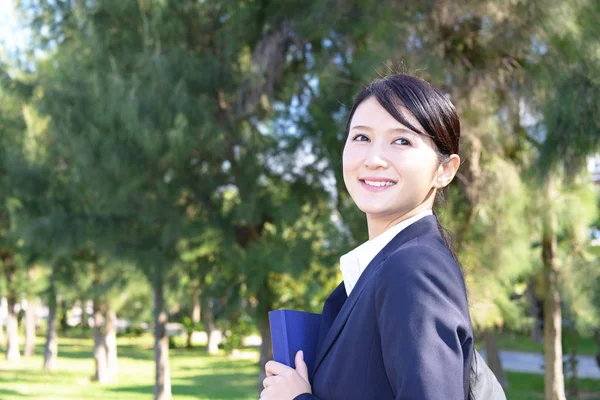 公園で笑顔の女性 — ストック写真