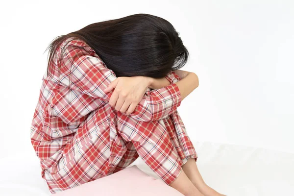 Üzgün genç bir kadın ağlıyor.