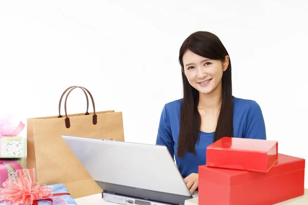 Gelukkig Vrouw Doet Online Winkelen Thuis — Stockfoto