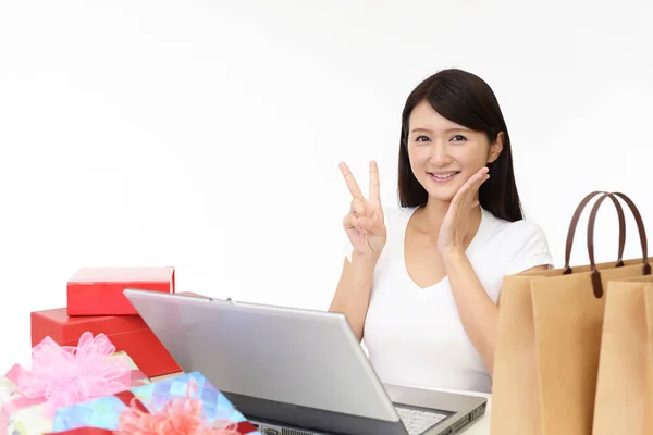 快乐的女人在家网上购物 — 图库照片