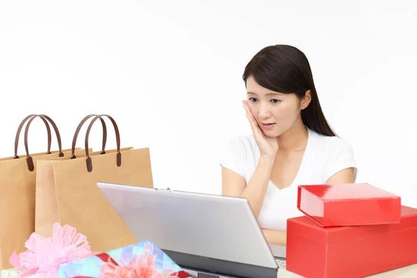 Asiatico Donna Fare Online Shopping Casa — Foto Stock