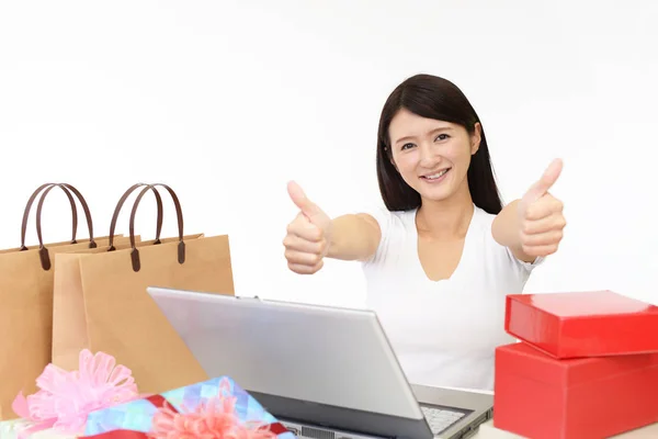 Ευτυχισμένη Γυναίκα Κάνει Online Ψώνια Στο Σπίτι — Φωτογραφία Αρχείου
