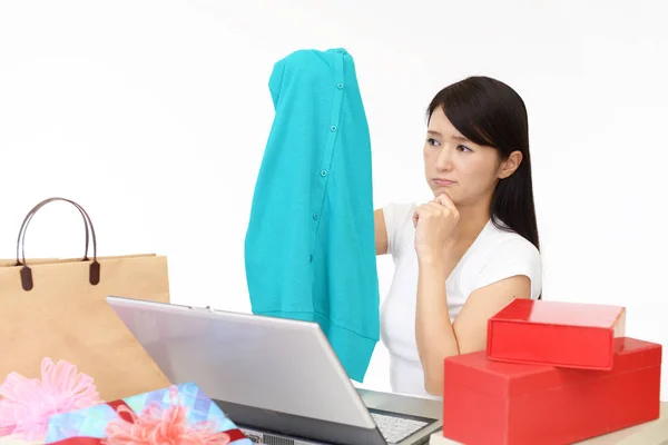 不満を持ってアジアの女性の家でオンライン ショッピングを行う — ストック写真
