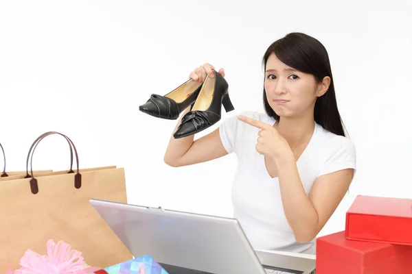 집에서 온라인 쇼핑을 불만족된 아시아 — 스톡 사진
