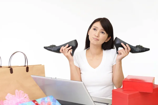 집에서 온라인 쇼핑을 불만족된 아시아 — 스톡 사진